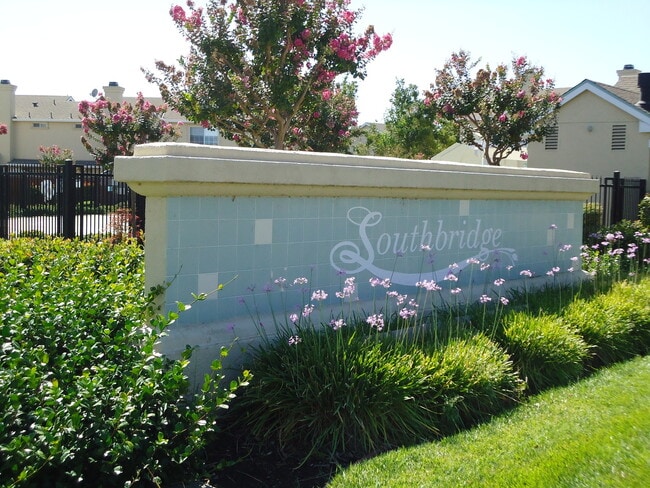 Building Photo - Southbridge Townhome