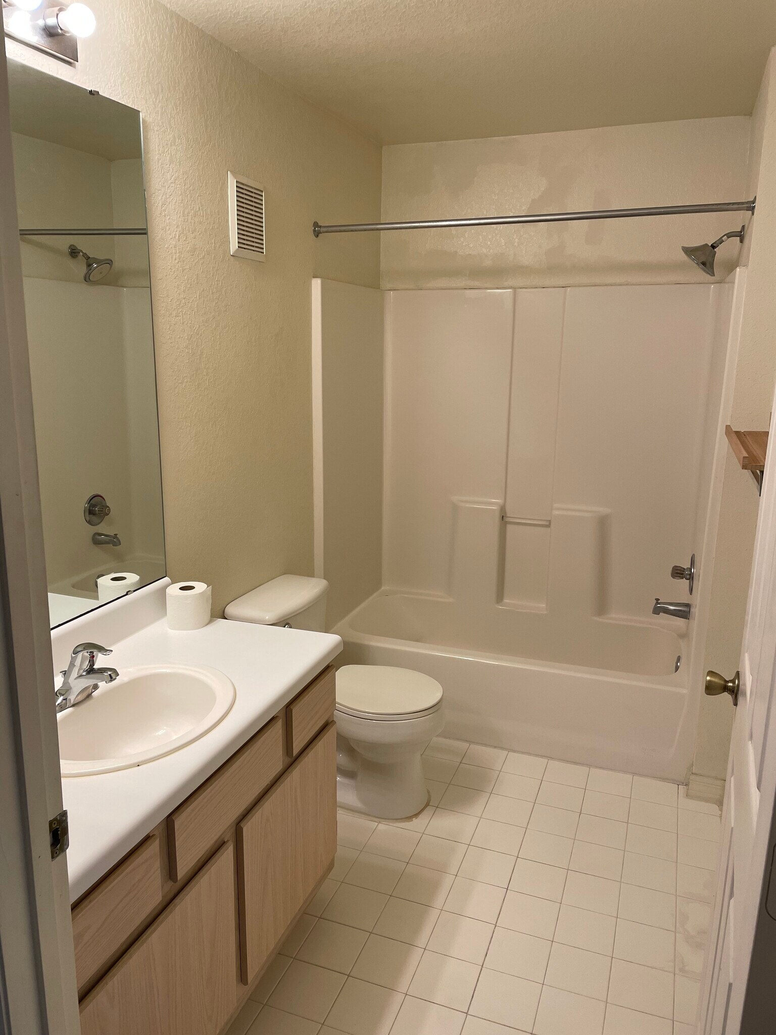 Building Photo - 5455 Vineland Rd