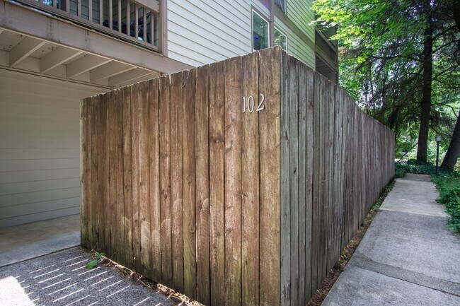 Building Photo - 1-Bdr on Pill Hill: Private Patio & Close ...