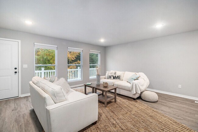 Building Photo - Like New 5 Bedroom - Close to the lake!