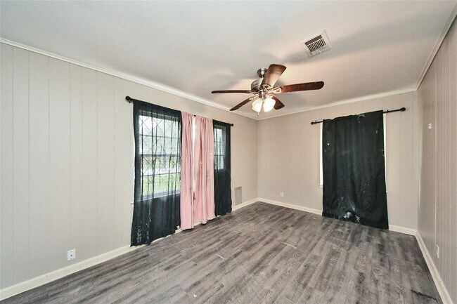 Building Photo - 515 24th Ave N