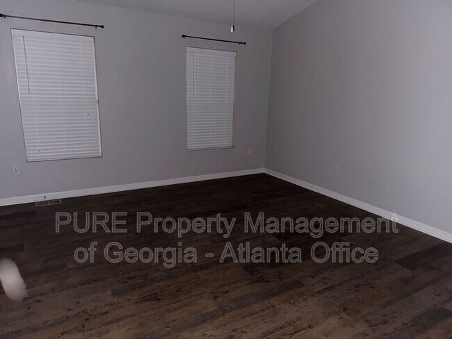 Building Photo - 4210 Oakwood Rd