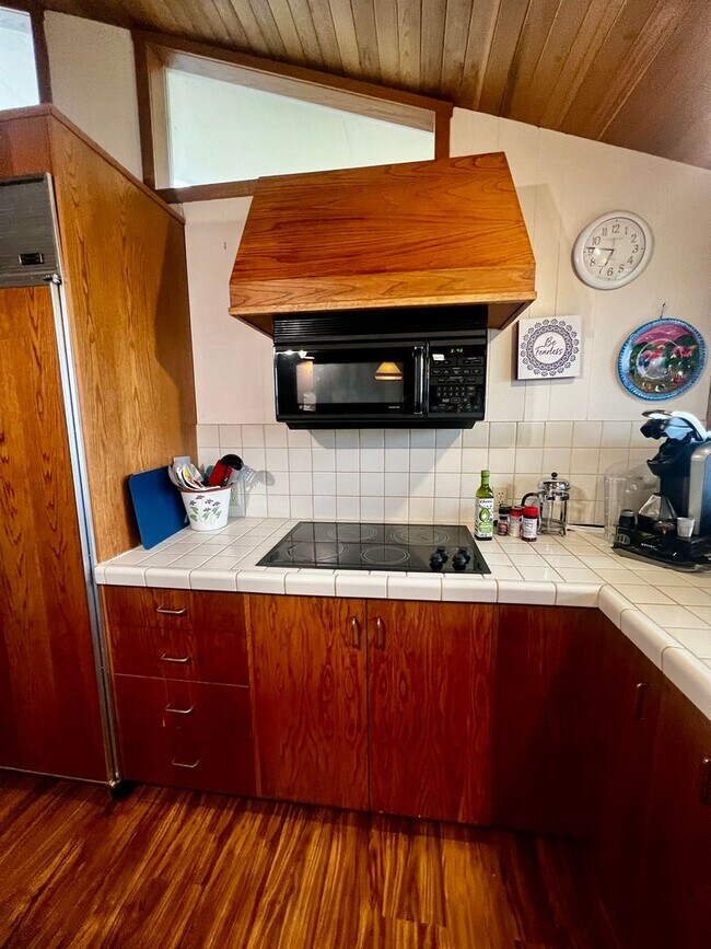 Building Photo - 4079 Saltspring Dr