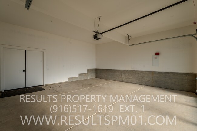 Building Photo - Stunning luxury custom home! 4 bedrooms heart of Fairoaks