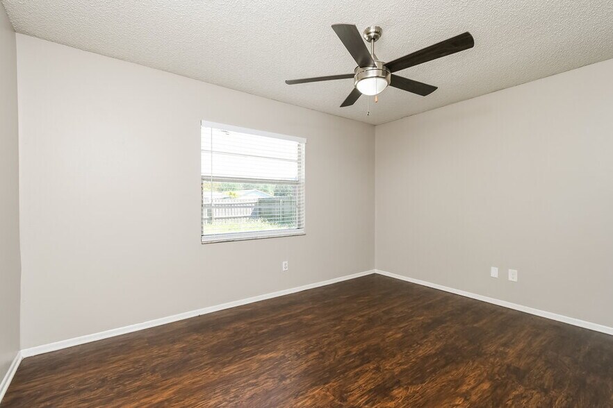 Building Photo - 409 Riverwoods Cir