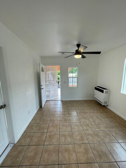 Building Photo - 1030 E 46th St