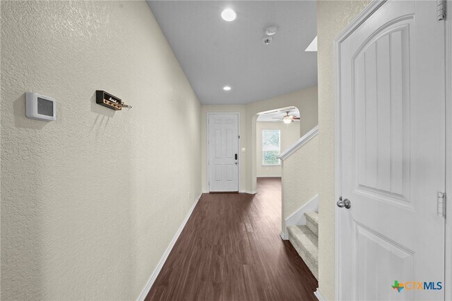 Building Photo - 220 Hinge Creek