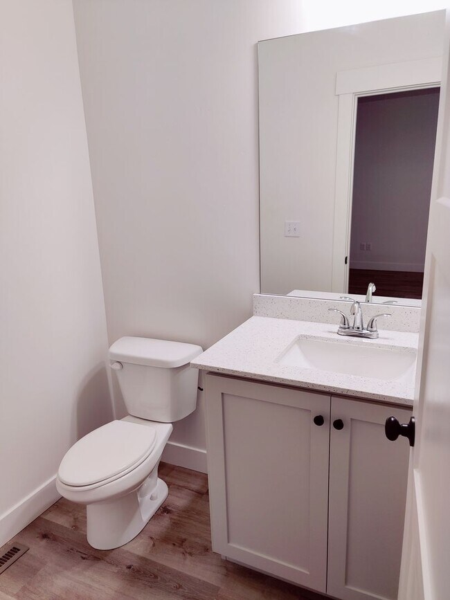 Building Photo - Freshly Updated Townhome with Walk-In Clos...