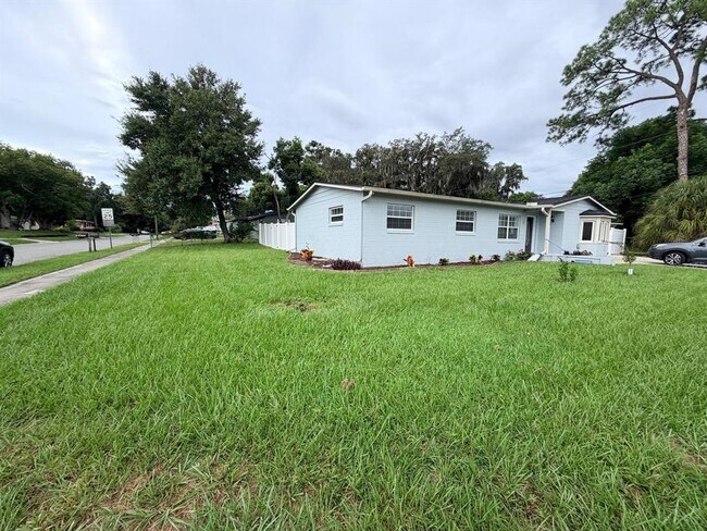 Building Photo - 2510 Sandalwood Dr