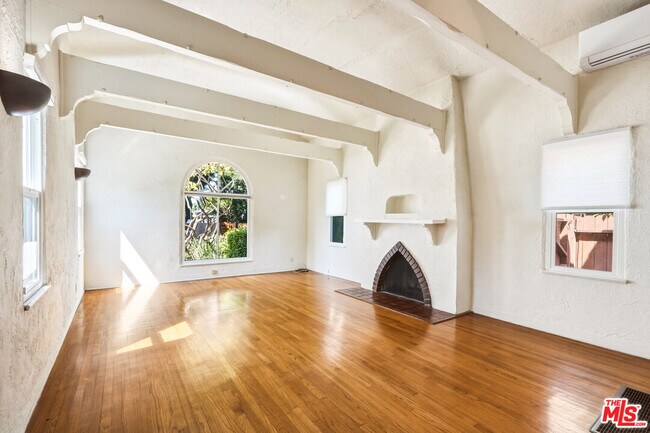 Building Photo - 2613 Cloverfield Blvd