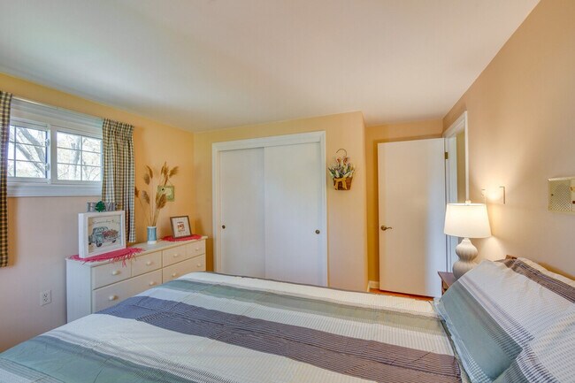 Building Photo - 25 Meadow View Dr