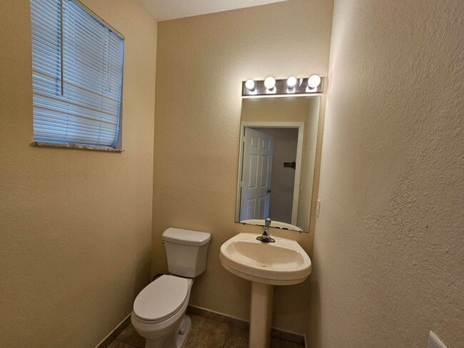 Building Photo - Spacious 3/2.5 Townhome