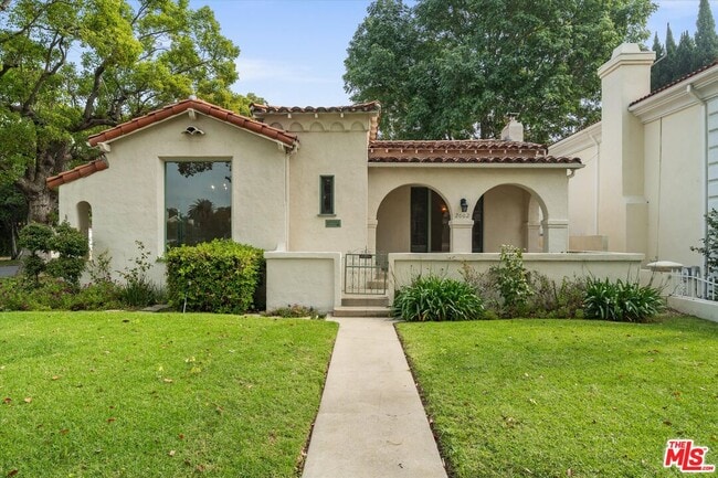 Building Photo - 2002 Kelton Ave