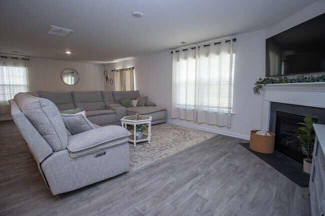Building Photo - Stylish & Spacious Pet-Friendly Home in Bo...