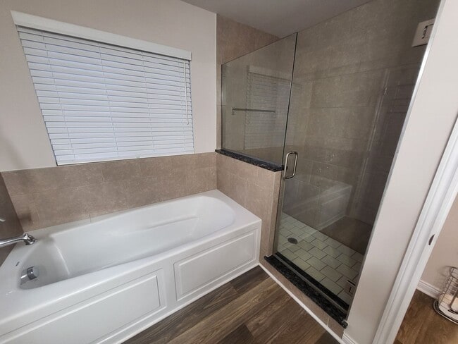 Building Photo - Spacious 4-Bedroom, 2.5-Bath Home Near Dow...
