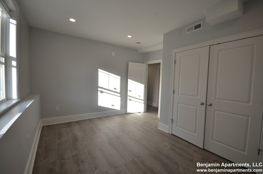 Building Photo - 120 Kenrick St