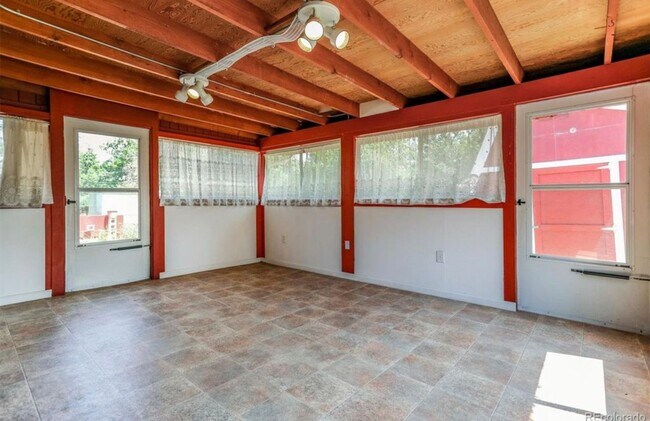 Building Photo - Large Aurora Lynn Knolls Home