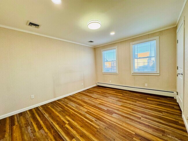 Building Photo - 16 W 51st St