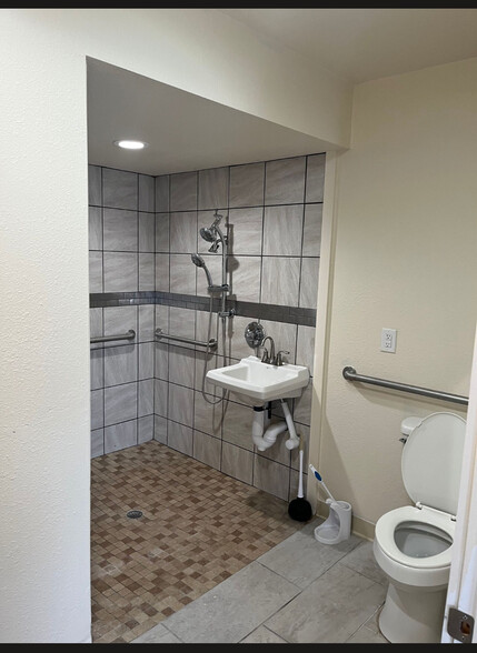 Main bathroom - 401 12th Ave SE # 306