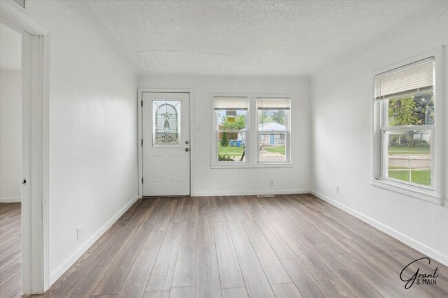 Building Photo - $1,300/month - 3 Bed 1 Bath