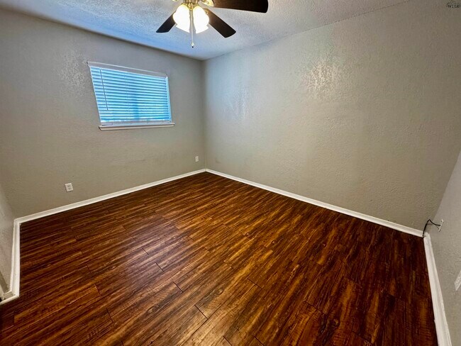 Building Photo - 1710 10th St