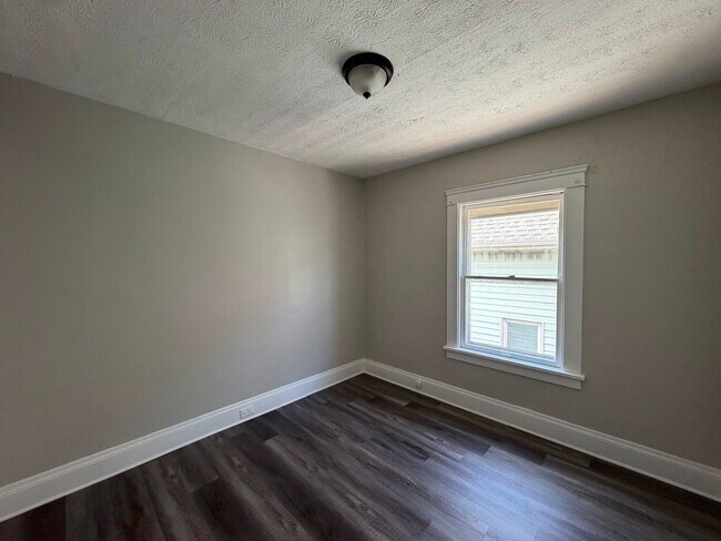 Building Photo - 10012 Manor Ave