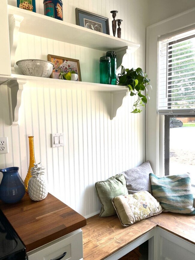 Building Photo - Renovated Historic One Bedroom Apartment D...