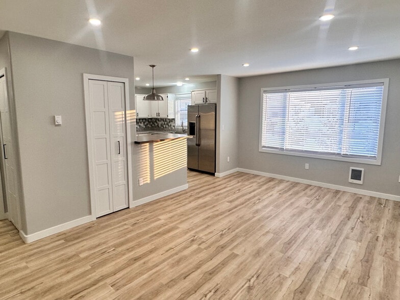 Building Photo - 328 E Livingston St