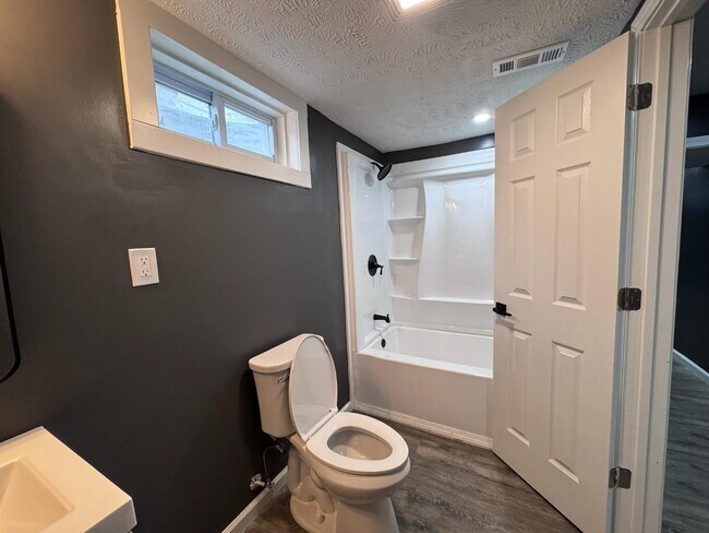 Building Photo - 2127 Winfield Ave