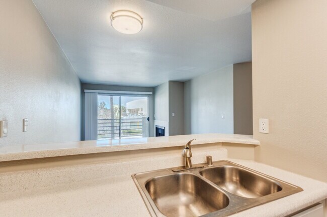 Building Photo - Smartly Designed 2-Bedroom Apartment in Pr...