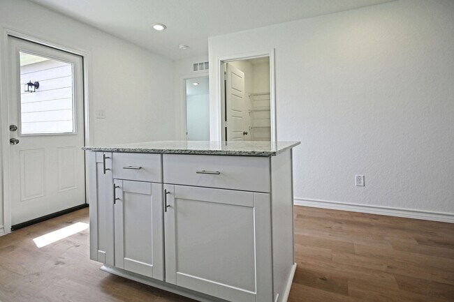 Building Photo - 946 Bluegrass Pt