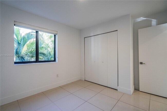 Building Photo - 1985 Bay Dr