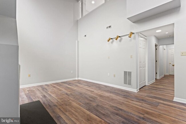Building Photo - 6608 Beach Dr
