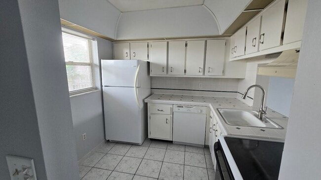 Building Photo - 2800 NW 56th Ave