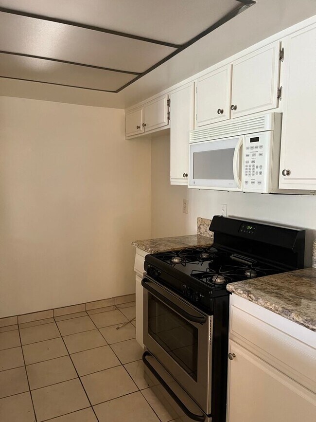 Building Photo - Spacious 2-Bedroom Condo on the First Floo...