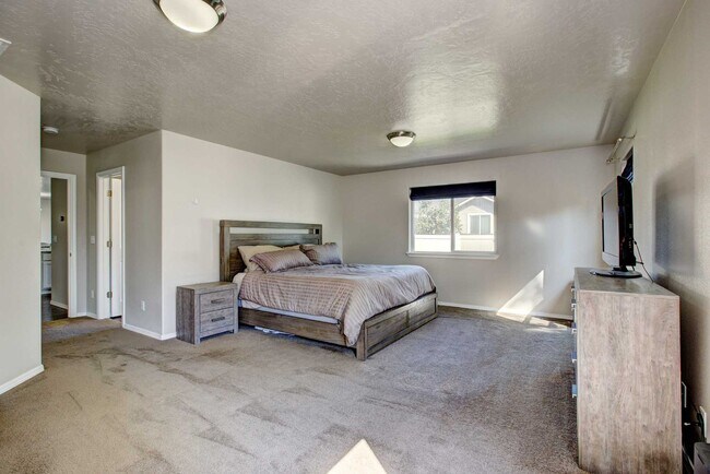 Building Photo - Beautiful 6 bed 2.5 bath home located in t...
