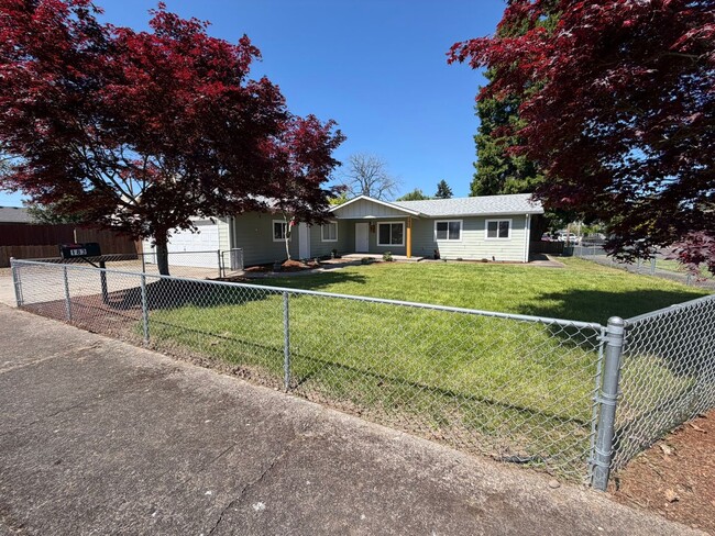 Building Photo - Beautiful 2 Bedroom on a Large Corner Lot!