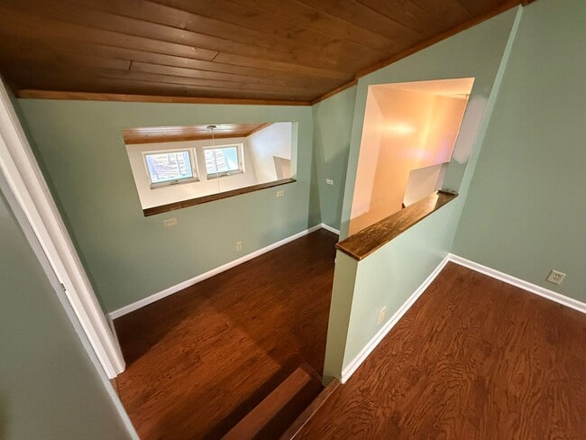 Building Photo - 3 Bed 2.5 Bath Home for Rent, 3.25 Wooded Acres, Oconomowoc Area Schools