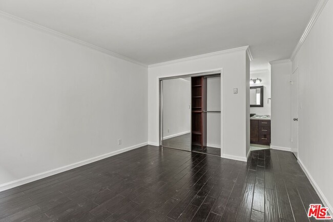 Building Photo - 1033 6th St