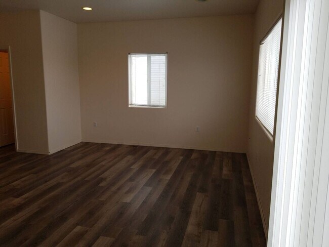 Building Photo - 1706/1708peni