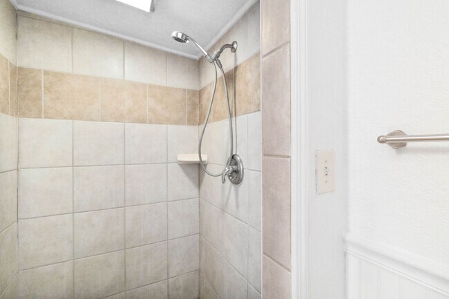 Building Photo - PENDING APPLICATION- Charming 1/1 Home in ...