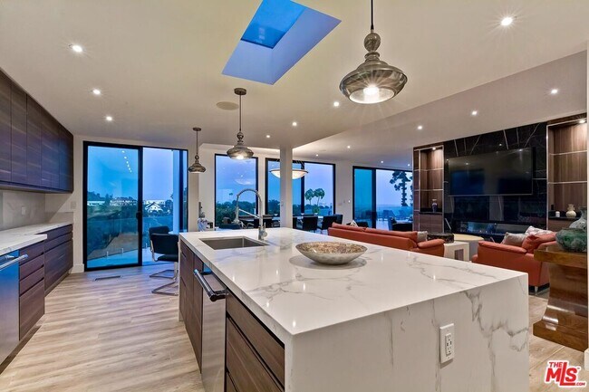 Building Photo - 920 Linda Flora Dr