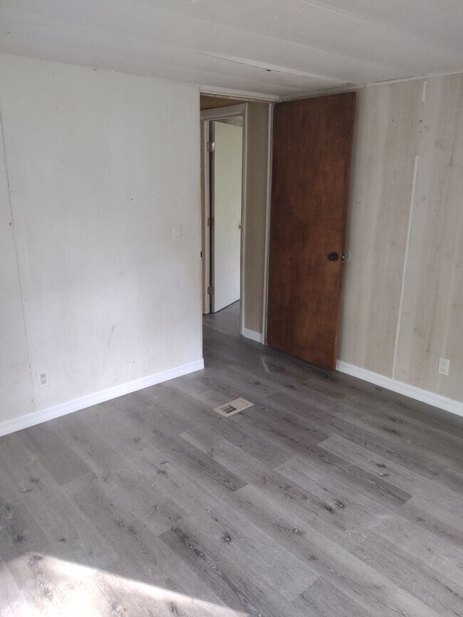 Building Photo - 3 bedroom 2 bathroom Home on 2 1/5 acres