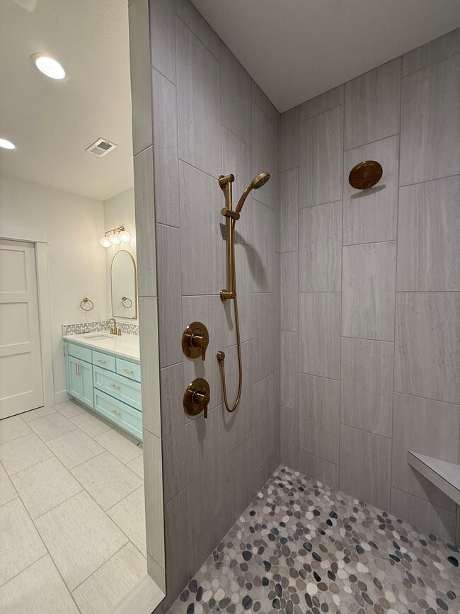 Building Photo - Elegant and Luxurious Cottage Grove Home