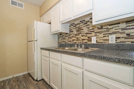 Building Photo - 2701 Green Oaks Rd