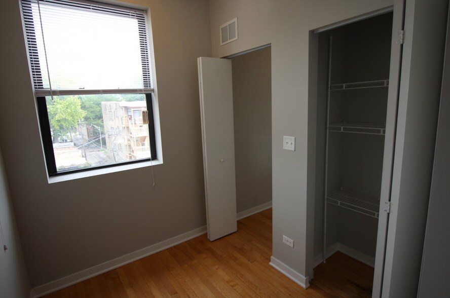 Building Photo - 6449 N Claremont Ave