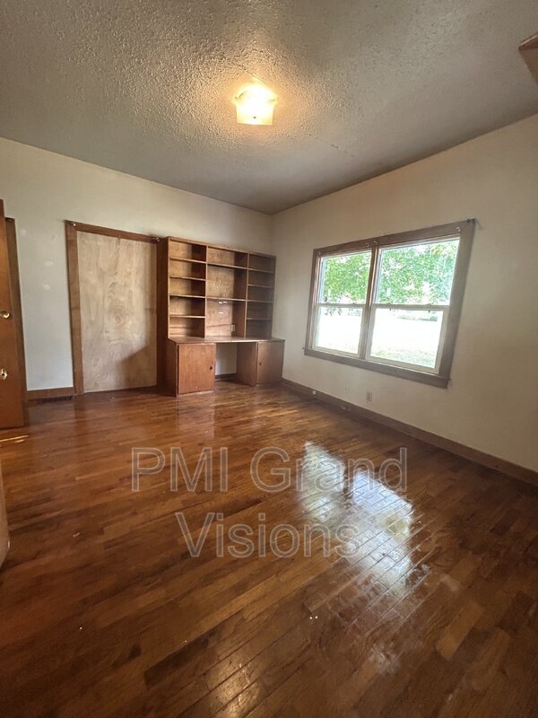 Building Photo - 1105 6th St