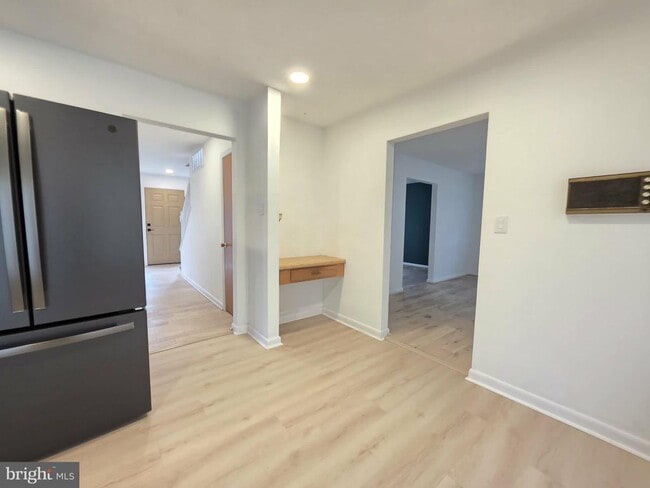 Building Photo - 8241 Robin Hood Dr