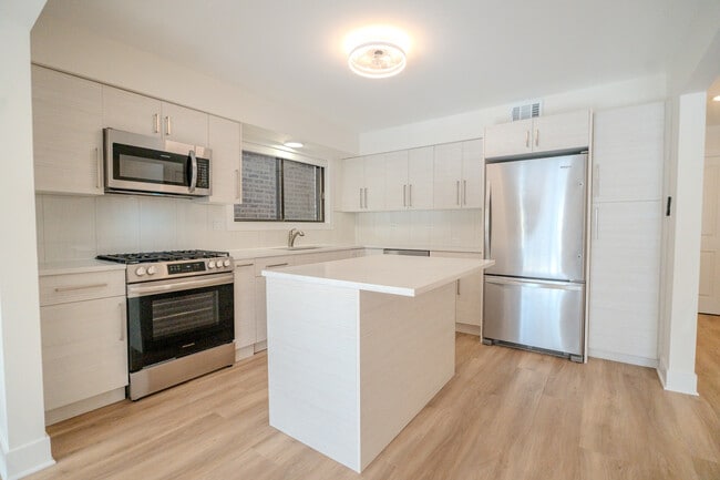 Building Photo - 2740 W Farragut Ave