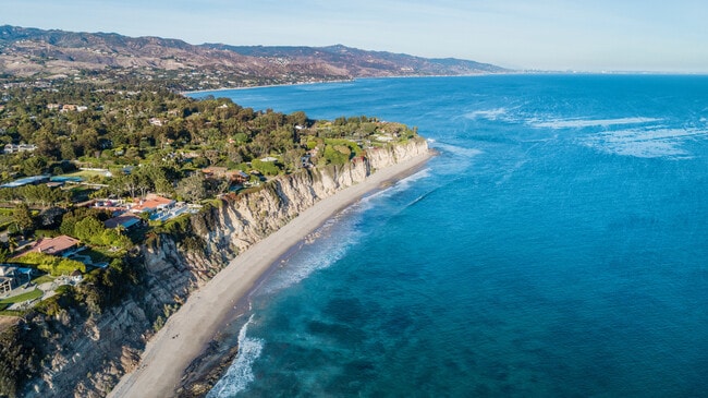 Building Photo - 6502 Dume Dr